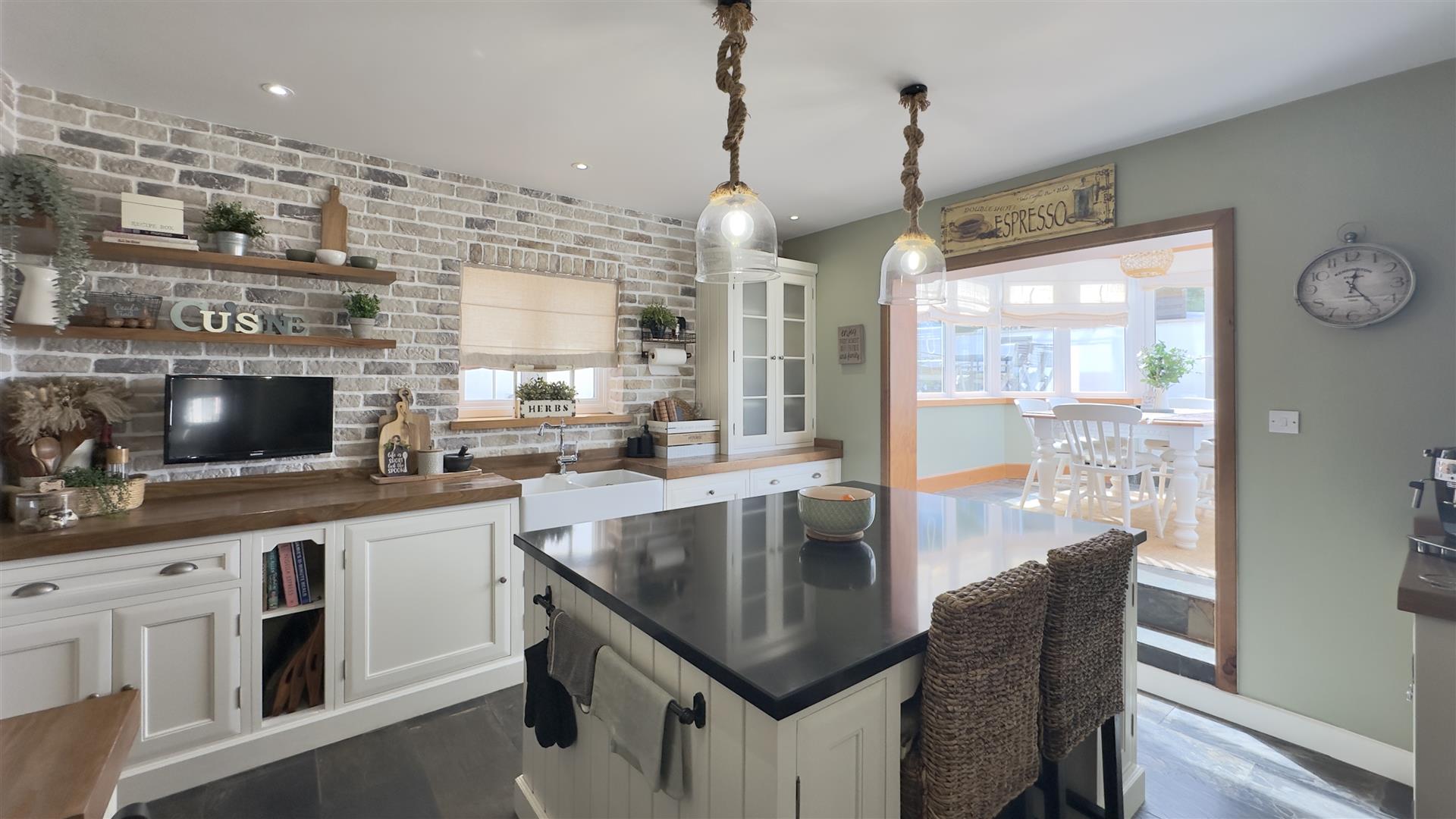 Image of House - 5 Bedrooms - 4 Bathrooms for Sale in Other South District-Gibraltar, Image 3